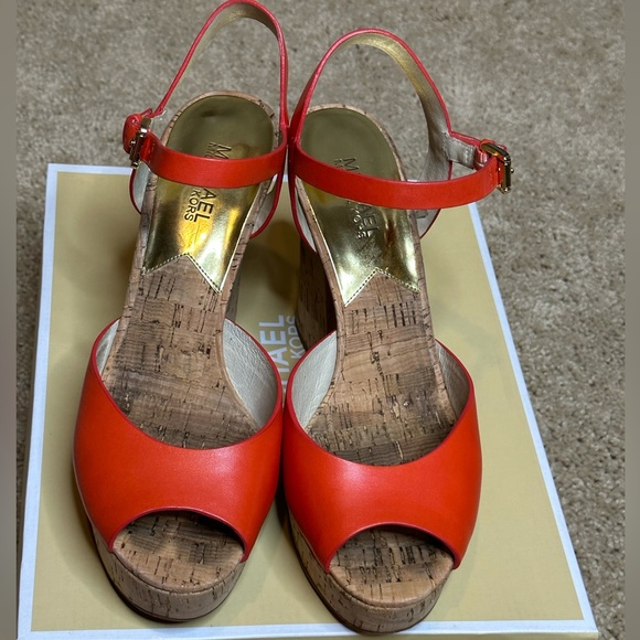 MICHAEL KORS PLATFORM ANKLE STRAP WITH GOLD ACCENTS // Size 9.5 / leather - Picture 4 of 7